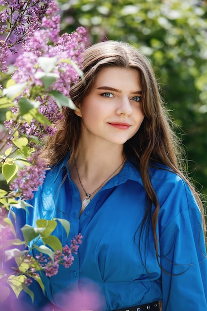写真 ライラックの花に囲まれた美しい若い女性の肖像画、春の花