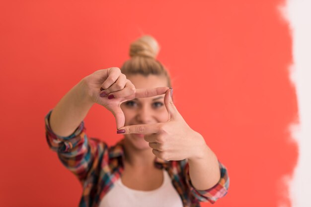 写真 さまざまな感情を表現する copyspace と色の背景上のおだんごヘアと美しい若い女性の肖像画