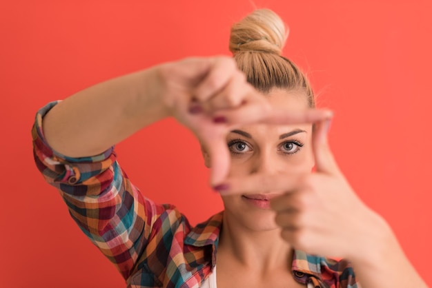 写真 さまざまな感情を表現する copyspace と色の背景上のおだんごヘアと美しい若い女性の肖像画