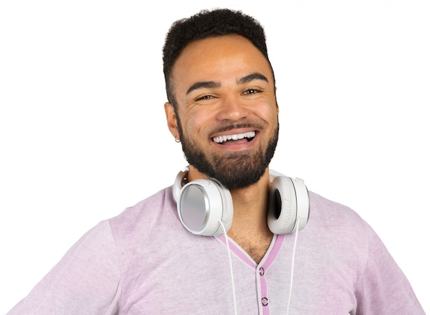 Портрет веселый молодой афро-американский человек слушает музыку в наушниках