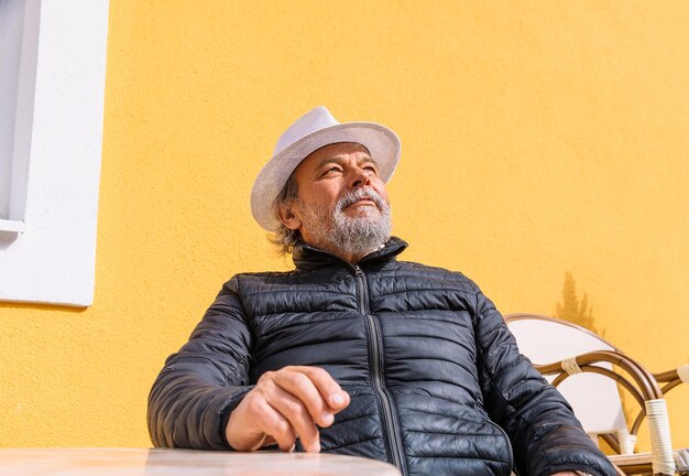 Фото Портрет уверенного в себе красивого зрелого мужчины пенсионера дедушки в небольшом городке