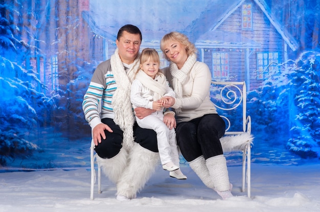 사진 함께 크리스마스를 축 하하는 가족의 초상화