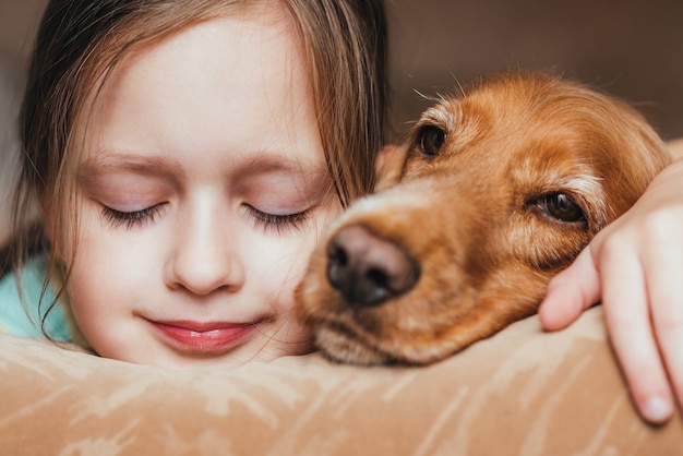 Портрет девушки и собаки, лежа на диване