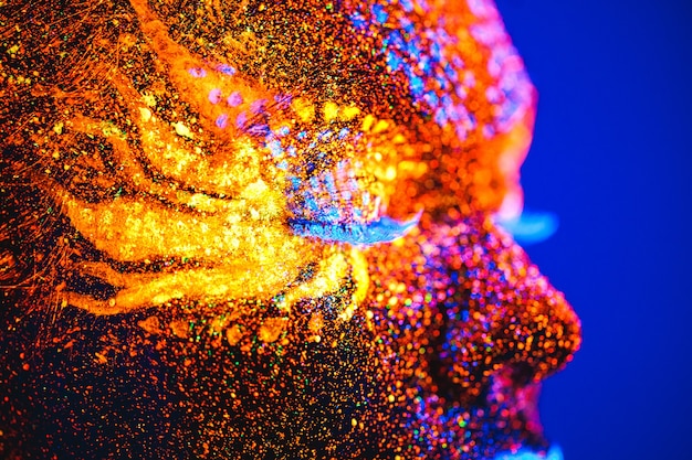 Фото Портрет девушки окрашены в флуоресцентный порошок.