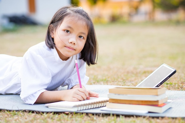 写真 テーブルに座っている女の子の肖像画