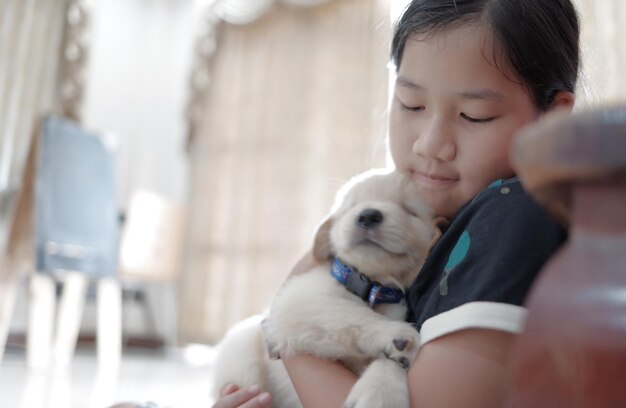 写真 家で子犬を飼っている女の子の肖像画