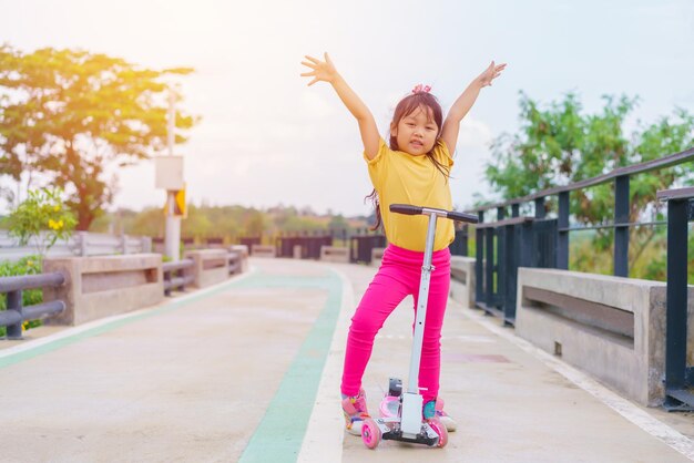 写真 ピンクの傘をかぶった女の子の肖像画