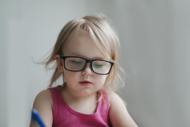 写真 眼鏡の小さな面白い女の子の肖像画