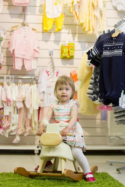 写真 小さな女の子の肖像画。子供向けの店とおもちゃ