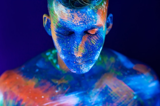 写真 男性のボディービルダーの肖像画。男は紫外線色で描かれています