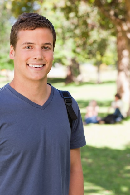 Фото Портрет мужчины студент, улыбаясь
