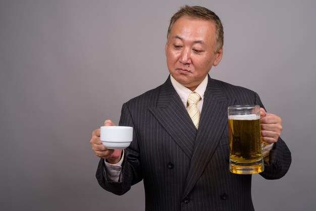 写真 グラスを飲んでいる男の肖像画