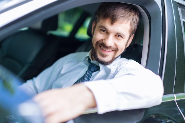 写真 車を運転している男性の肖像画