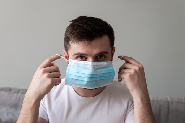 Фото Портрет мужчины в медицинской маске