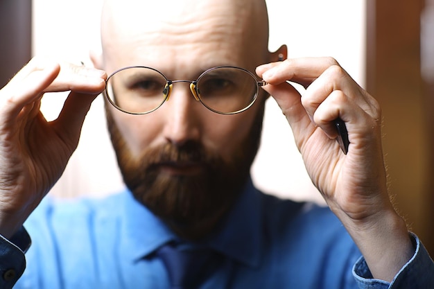 写真 ひげと眼鏡をかけた男性の肖像画