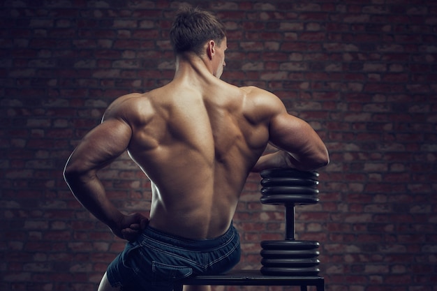 写真 ジムで筋肉質の男の肖像画