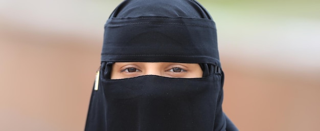 니캅에 있는 이슬람 소녀의 초상화