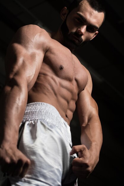 Фото Портрет физически здорового мускулистого молодого человека