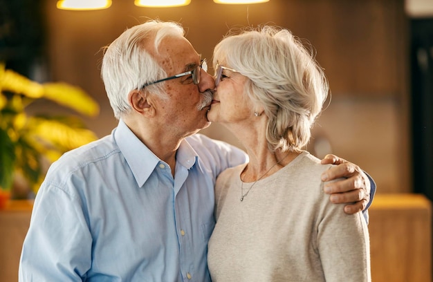 写真 自宅でキスしているロマンチックなカップルの肖像画