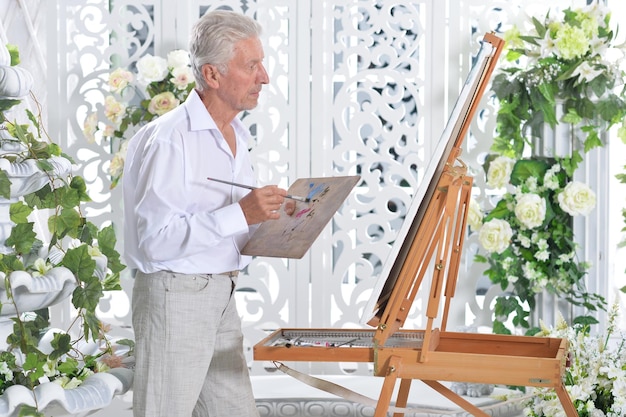 写真 絵を描く年配の男性の肖像画