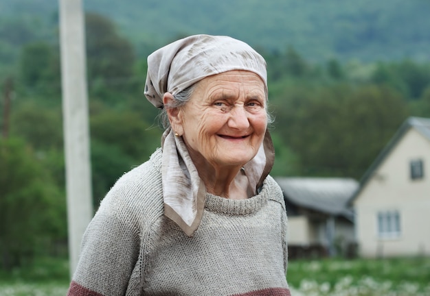 写真 屋外の年配の女性の肖像画