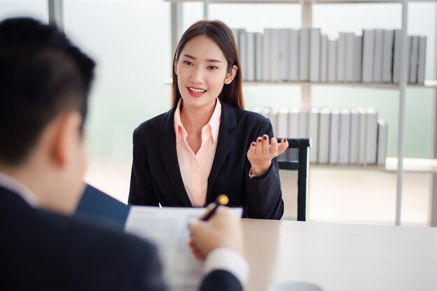 写真 深刻な若い女性の肖像画