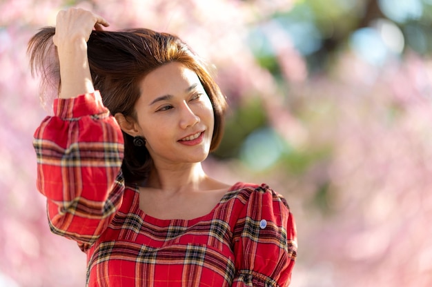 写真 笑顔の女性アジア美しいモデルの短い髪のポーズの肖像画