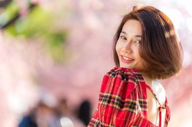 笑顔の女性アジア美しいモデルの短い髪のポーズの肖像画
