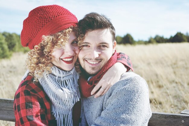 写真 笑顔の若い夫婦の肖像画