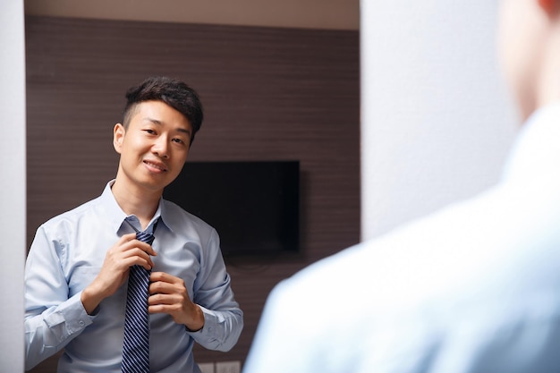 写真 笑顔の若い男の肖像画