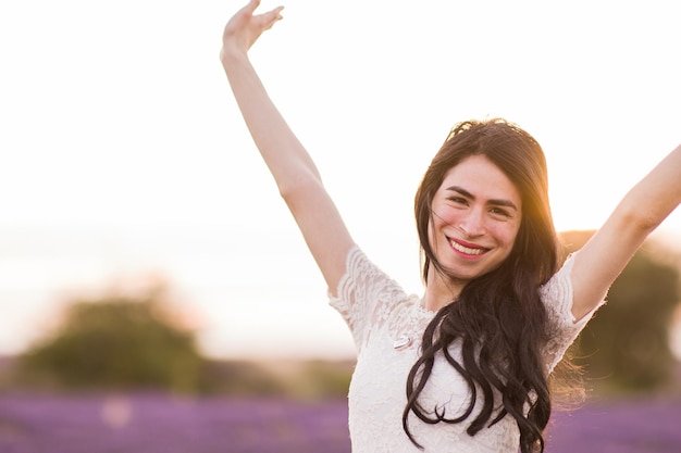 写真 空を背景に笑顔の若い女性の肖像画