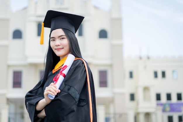 写真 笑顔の若い女性の肖像画