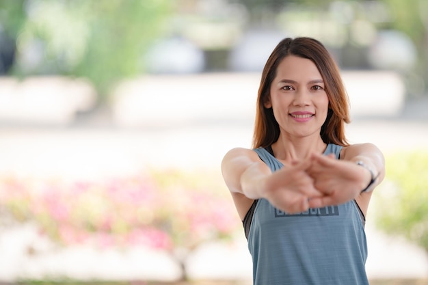 写真 笑顔の若い女性の肖像画