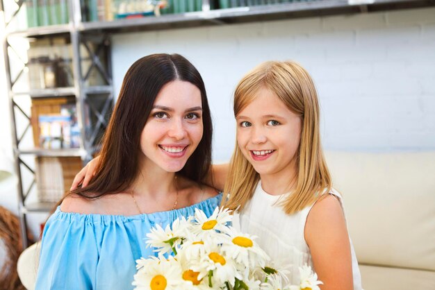 写真 笑顔の若い女性の肖像画