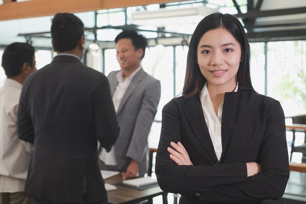 写真 笑顔の若い女性の肖像画