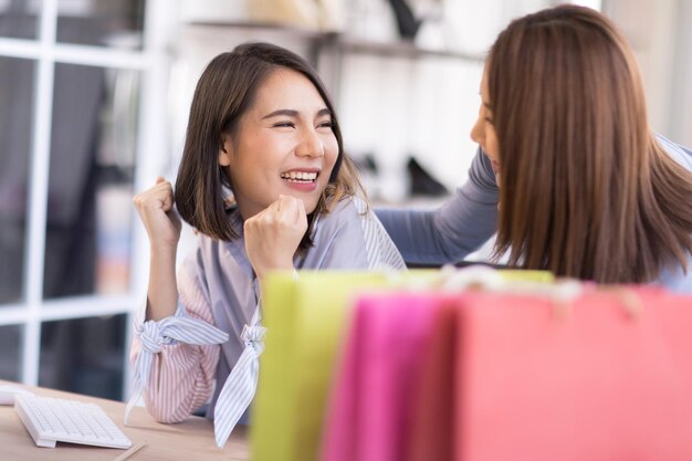 写真 笑顔の若い女性の肖像画