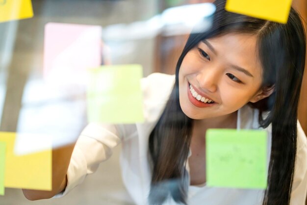 写真 笑顔の若い女性の肖像画