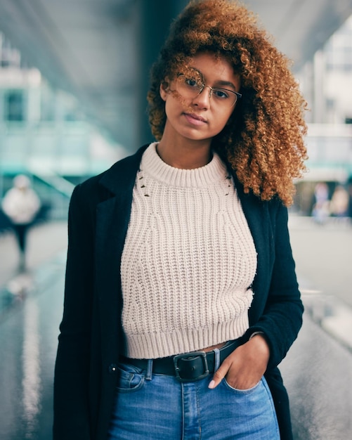 写真 笑顔の若い女性の肖像画