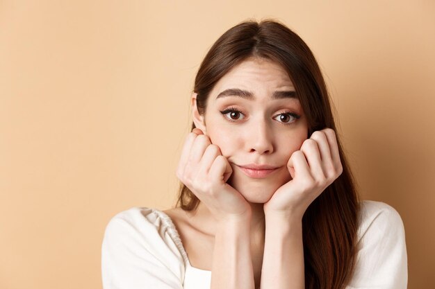 写真 笑顔の若い女性の肖像画