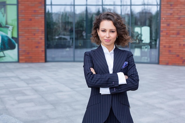 写真 現代的なビジネスビルの前で成功したビジネス女性の肖像画 若いマネージャー