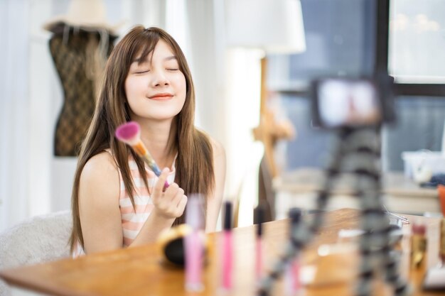 写真 テーブルを握っている十代の女の子の肖像画