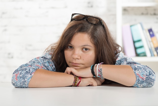 彼女の机の上の10代の少女の肖像画