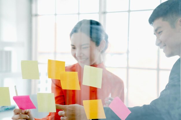 写真 紙を握っている女性の肖像画