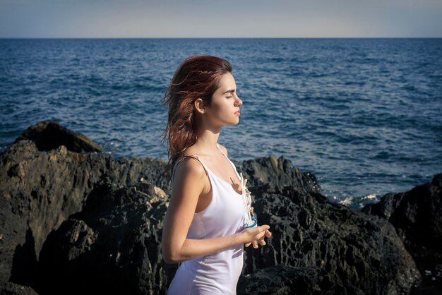 写真 海辺の白いドレスを着た女性の肖像画