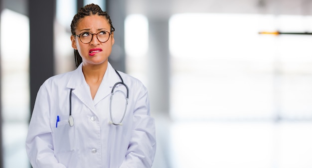 写真 疑問や混乱、アイデアを考えているか何かを心配している若い黒人医師女性の肖像画