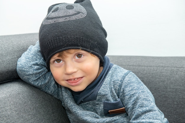 写真 冬の帽子をかぶった幼児の肖像画