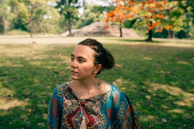 写真 散歩中のメキシコのポンチョを着た若い女の子の肖像画