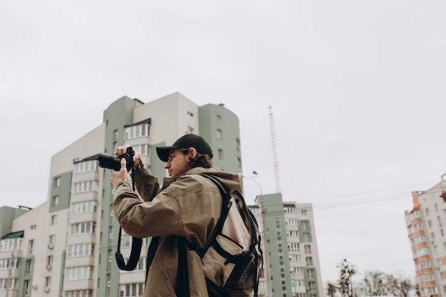 写真 路上で写真やビデオを撮るカメラを持つ若い男性写真家の肖像画