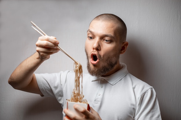 麺を食べる若い男の肖像