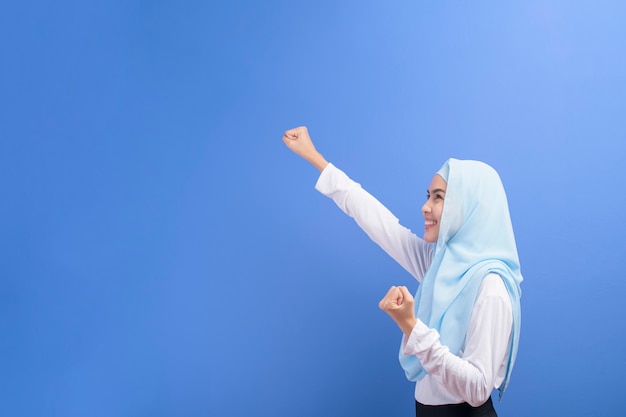 파란색에 Hijab와 젊은 회교도 여자의 초상화